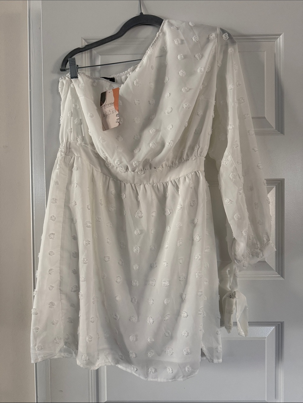 One shoulder long sleeve white dress size L. Never worn. Tags on.